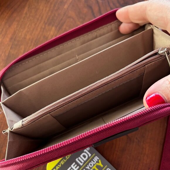 NEW Travelon RFID Blocking Safe ID Wallet With Wrist Strap & Zipper Closure In B - Picture 4 of 8